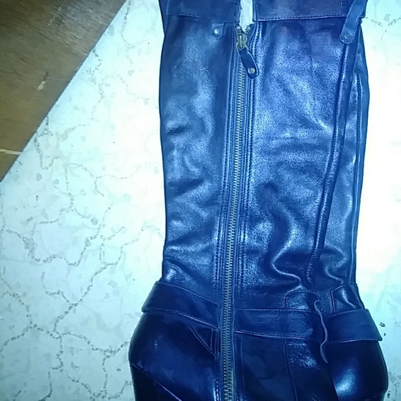 Boots - Picture 5 of 8